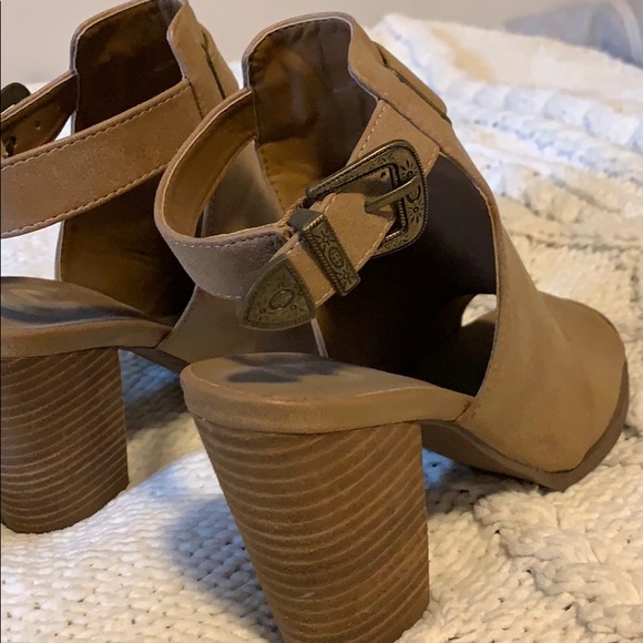 Peep toe high heel booties - Picture 3 of 6